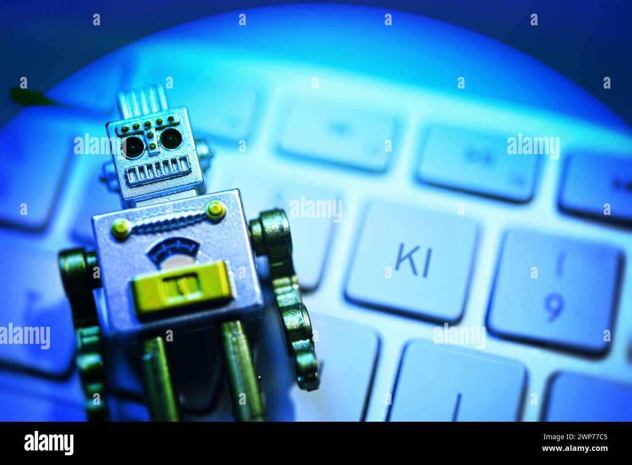 FOTOMONTAGE, Roboterfigur liegt auf einer Computertastatur, Symbolfoto künstliche Intelligenz Stock Photo