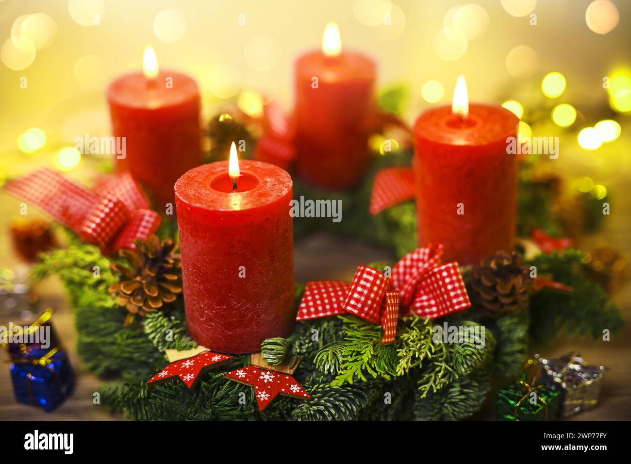 Adventskranz mit vier brennenden Kerzen Stock Photo