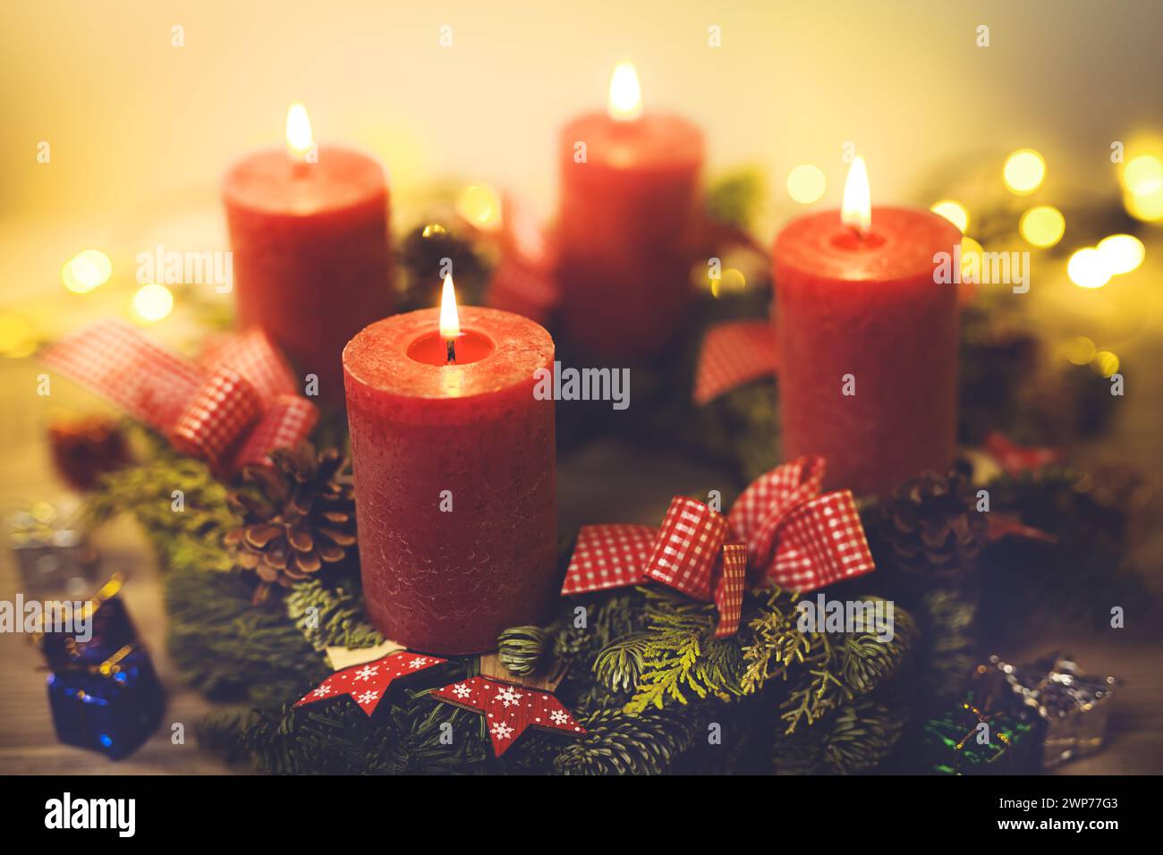 Adventskranz mit vier brennenden Kerzen Stock Photo