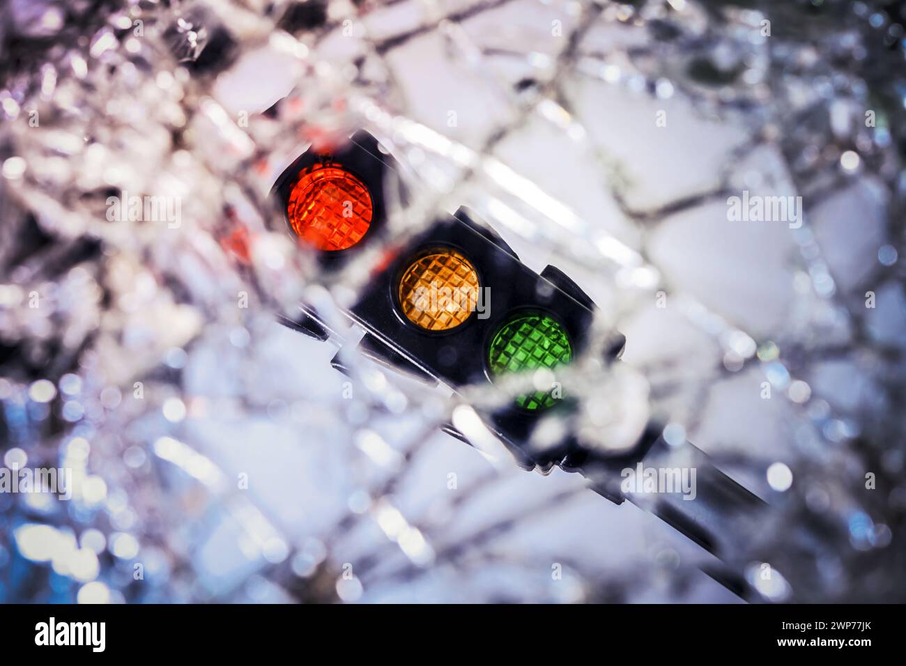 Rote Ampel in einem zerbrochenen Spiegel, Symbolfoto Ampel-Koalition und Ampel-Krise Stock Photo