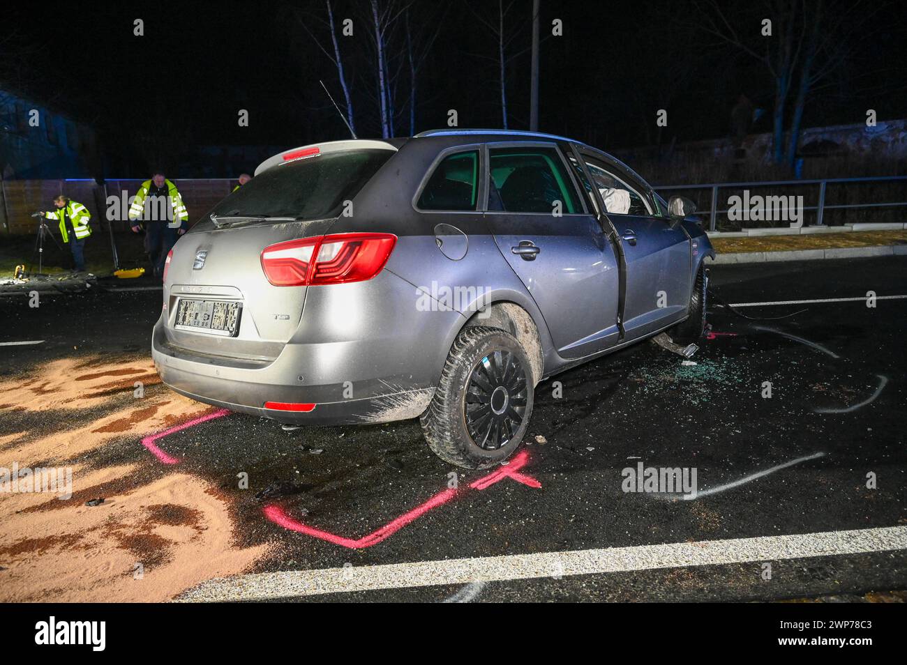 Eiserode - Frontalzusammenstoß zwischen Audi und Seat: Eine Person eingeklemmt 29.02.2024, gegen 20:00 Uhr Löbau, OT: Eiserode, Bundesstraße 6 Fotograf: LausitzNews.de/ Philipp Grohmann Zu einem sehr schweren Verkehrsunfall kam es am Donnerstagabend in Eiserode bei Löbau. Kurz vor 20:00 Uhr befuhr ein PKW Seat die B6 aus Richtung Löbau kommend in Fahrtrichtung Bautzen. Zur gleichen Zeit fuhr ein PKW Audi in Fahrtrichtung Löbau. Aus bislang unklarer Ursache krachten beide Fahrzeuge in Höhe der Ortschaft mit großer Wucht frontal in einander. Umgehend alarmierte die Integrierte Rettungsleitstelle Stock Photo