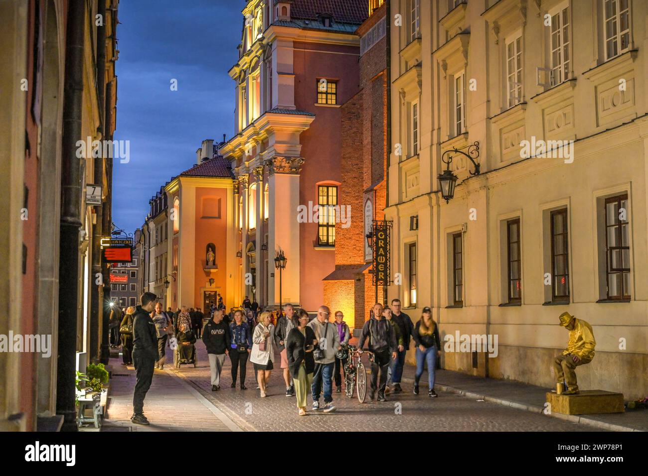 Abendliche Straßenszene, Warschauer Kathedale, Swietojanska, Altstadt Stare Miasto, Warschau, Woiwodschaft Masowien, Polen Stock Photo