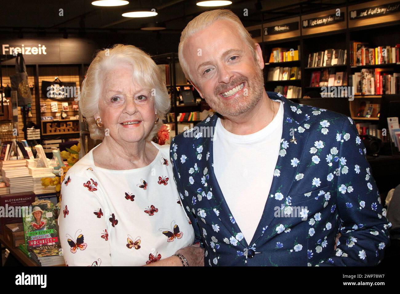 Ross Antony und seine Mutter Vivien Catterall bei der Signierstunde mit
