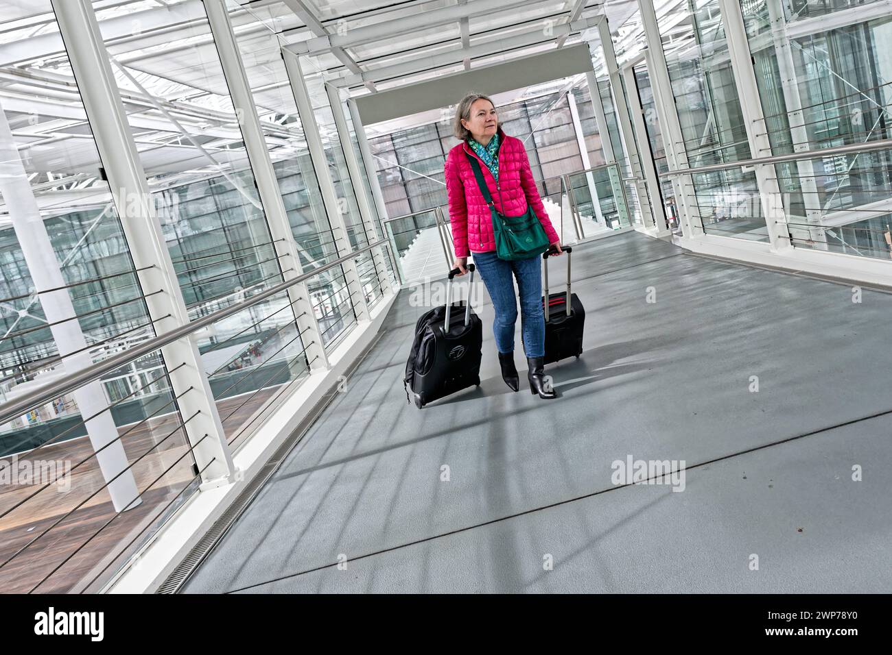 Endlich Urlaub. Die Frau mit ihren Koffern am Flughafen in München