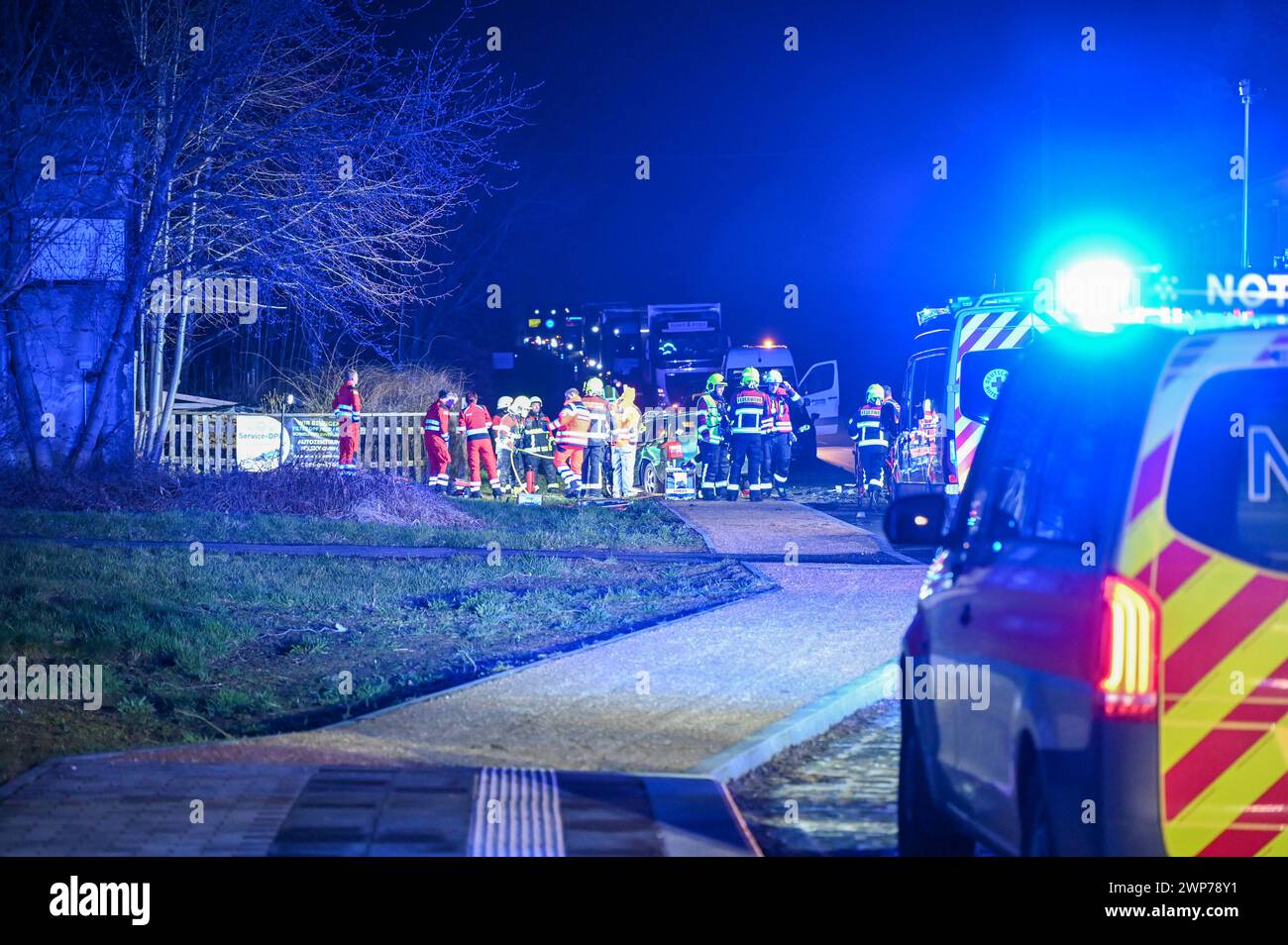 Eiserode - Frontalzusammenstoß zwischen Audi und Seat: Eine Person eingeklemmt 29.02.2024, gegen 20:00 Uhr Löbau, OT: Eiserode, Bundesstraße 6 Fotograf: LausitzNews.de/ Philipp Grohmann Zu einem sehr schweren Verkehrsunfall kam es am Donnerstagabend in Eiserode bei Löbau. Kurz vor 20:00 Uhr befuhr ein PKW Seat die B6 aus Richtung Löbau kommend in Fahrtrichtung Bautzen. Zur gleichen Zeit fuhr ein PKW Audi in Fahrtrichtung Löbau. Aus bislang unklarer Ursache krachten beide Fahrzeuge in Höhe der Ortschaft mit großer Wucht frontal in einander. Umgehend alarmierte die Integrierte Rettungsleitstelle Stock Photo