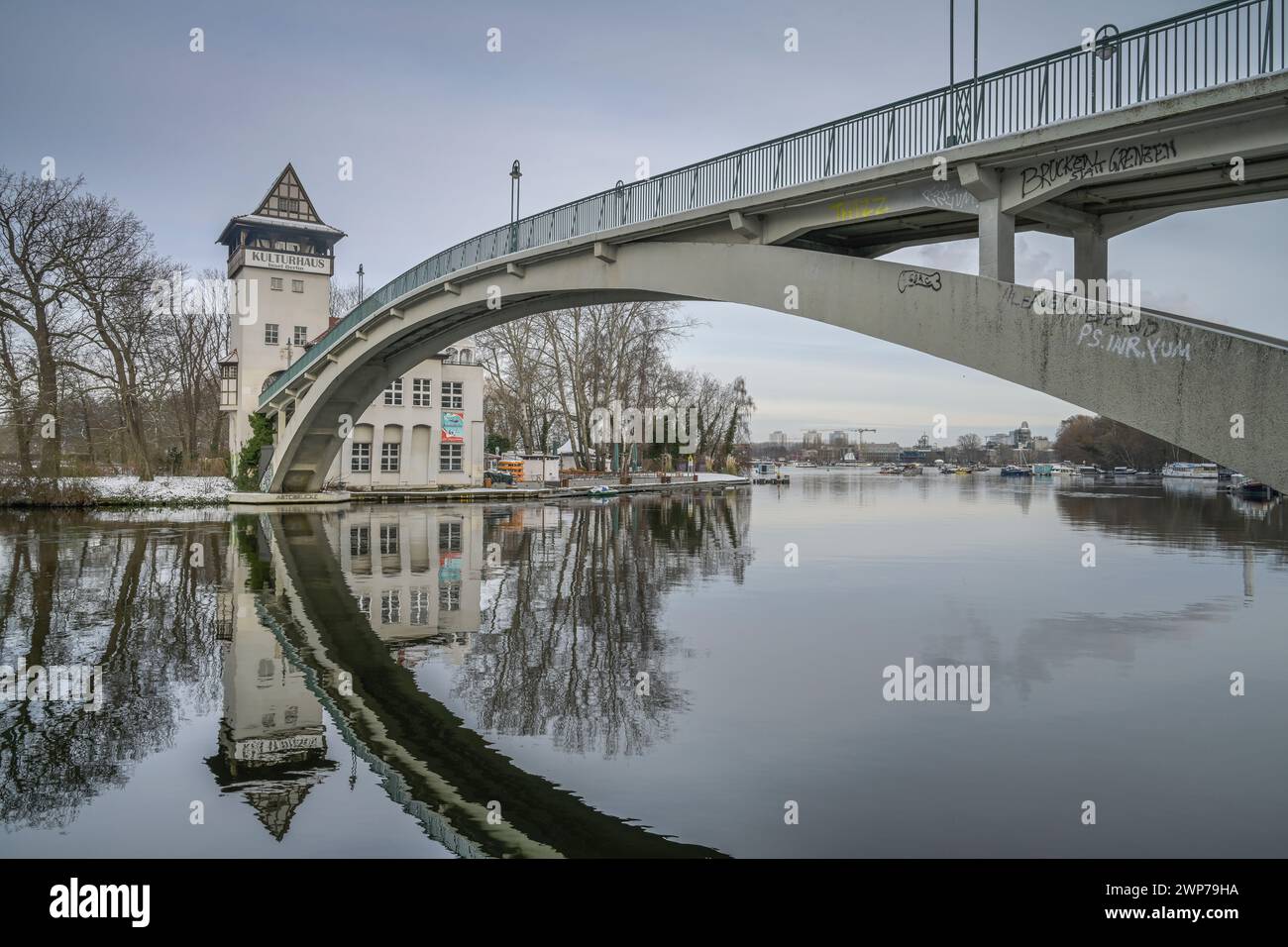 Kulturhaus auf der Insel der Jugend, Abteibrücke, Spree, Treptower Park ...