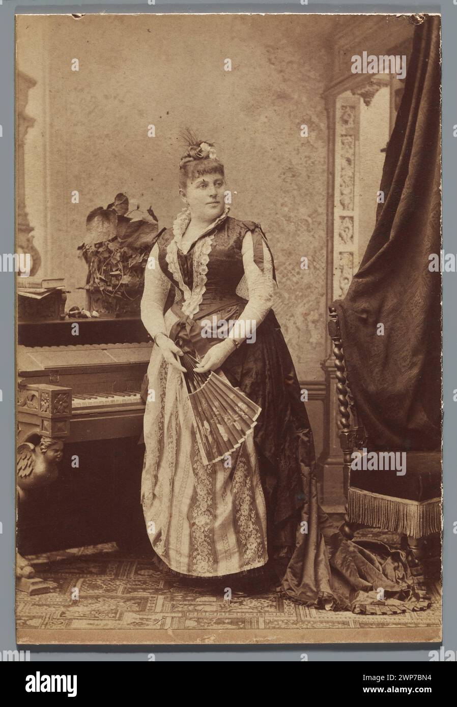 Portrait of a woman (the whole character);  around 1890 (1885-00-00-1895-00-00);Rajchman, Aleksander (1855-1915) - collection, musical instruments, musicians, piano, pianists, portraits, women's portraits, fans Stock Photo