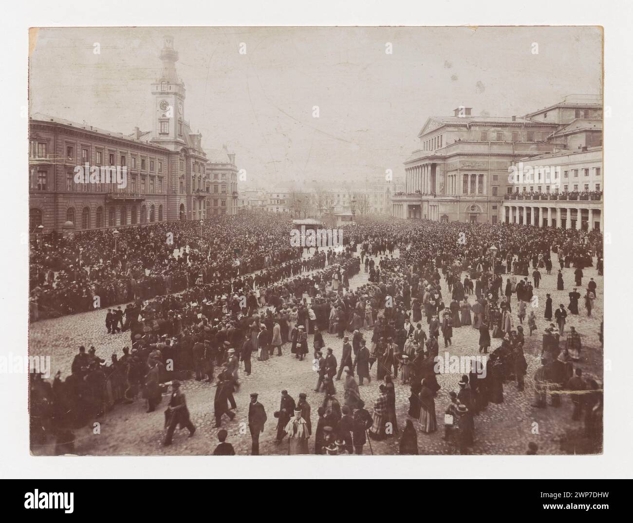 Warsaw. Funeral procession at Teatralny Square, in front of the Grand Theater building;  around 1900 (1895-00-00-1905-00-00);Jabłonowski Palace (Warsaw), Rajchman, Aleksander (1855-1915) - collection, town hall (Warsaw - 1818-1944), Wielki Theater (Warsaw), Warsaw (Masovian Voivodeship), architecture, Polish architecture, Funeralia, funeral conductors, square Teatralny (Warsaw), funerals Stock Photo