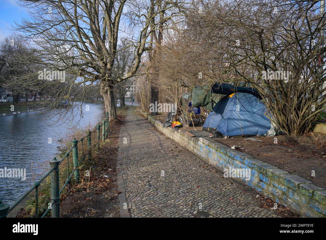 Zelt, Obdachlosigkeit, Reichpietschufer am Landwehrkanal, Tiergarten, Mitte, Berlin, Deutschland Stock Photo