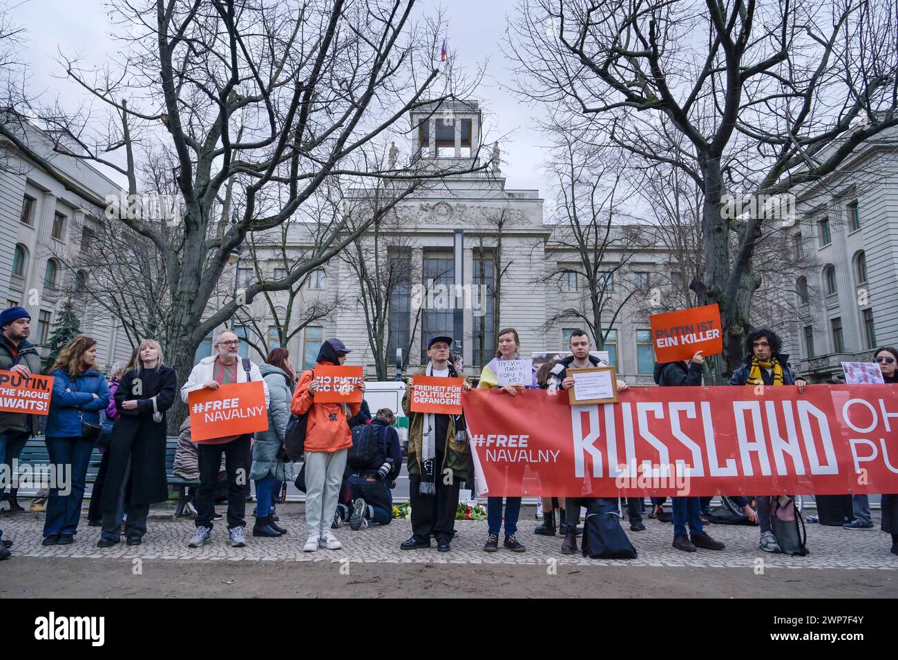 Protest vor der Russischen Botschaft am Tag des Todes von Alexej Navalnij, Unter den Linden, Mitte, Berlin, Deutschland Stock Photo