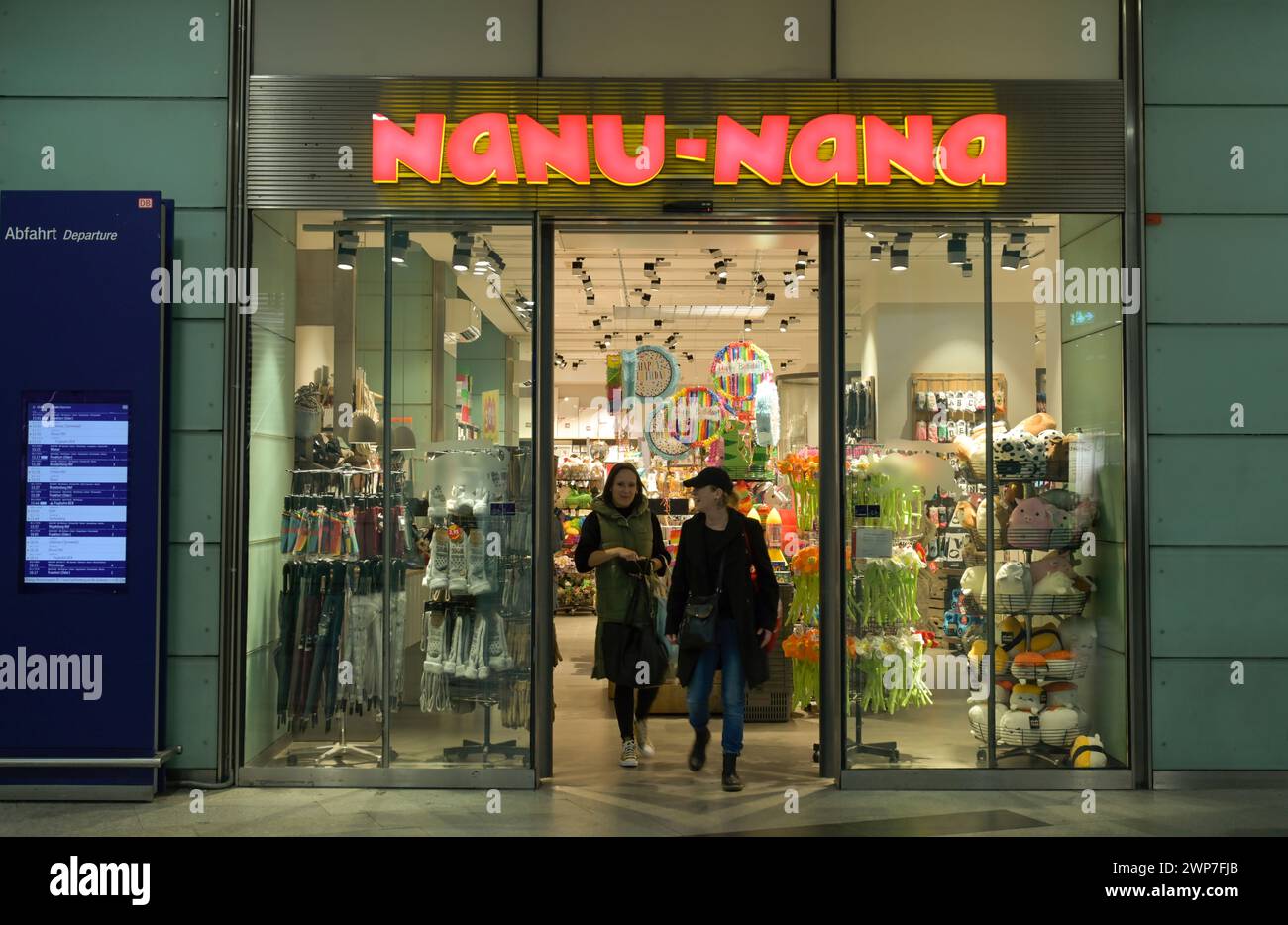 Nanu-Nana Filiale, Bahnhof Friedrichstraße, Mitte, Berlin, Deutschland Stock Photo