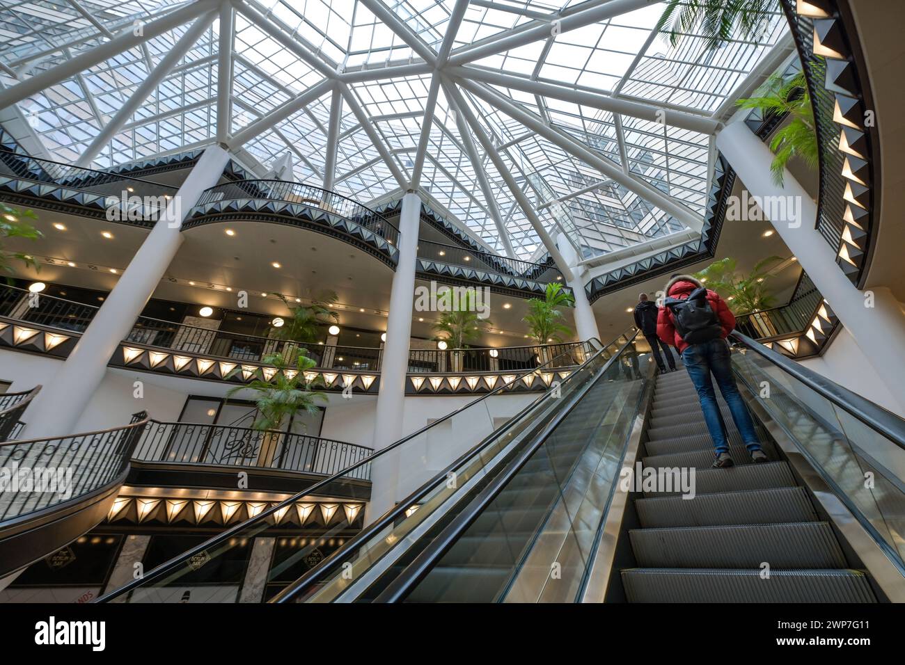 Treppenhaus, Einkaufszentrum und Bürohaus Gewerbeimmobilie Quartier 206, Friedrichstraße, Mitte, Berlin, Deutschland Stock Photo