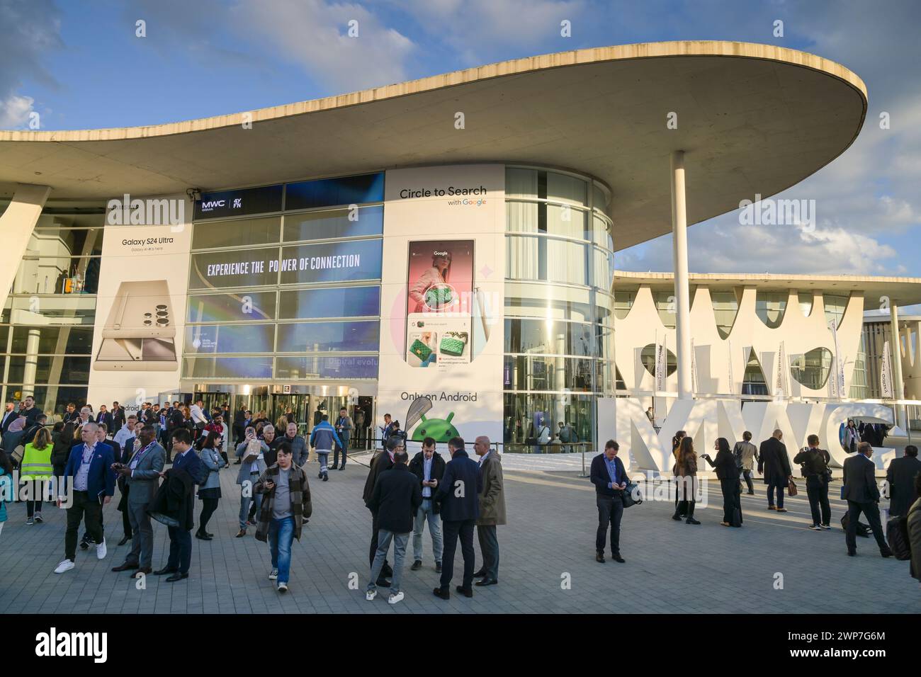 Besucher vor Messegelände aussen, MWC Mobile World Congressn 2024, Barcelona, Spanien Stock Photo