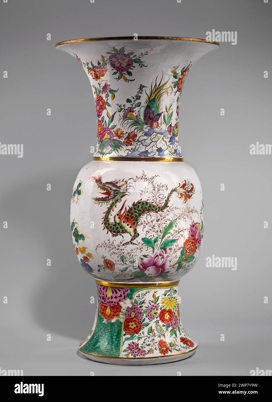 Vase; Belvedere (faience manufacture; 1770-1780); 1770-1780 (1770-00-00-1770-00-00);Belvedere (faience manufacture- 1770-1780), chinoiserie, Far Eastern motifs, birds, dragons Stock Photo