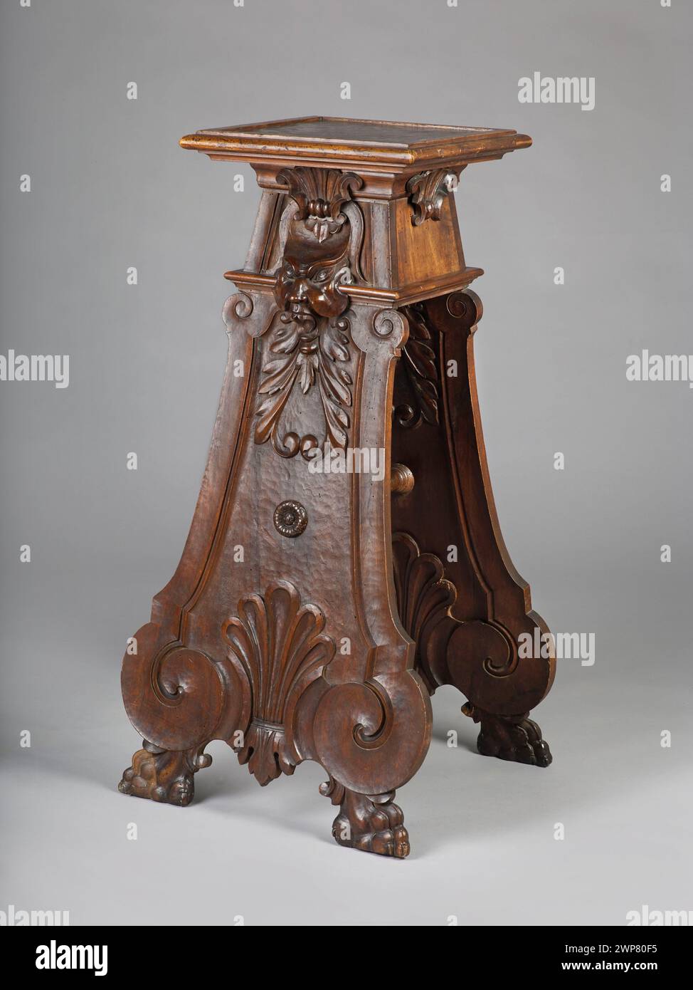 Pedestal;  End of the 19th century (1880-00-00-1900-00-00);Szwarc, Szymon (1884-197.), Szwarc, Szymon (1884-197.)-collection, mascarons, renaissance (style), plant decoration, animal paws Stock Photo