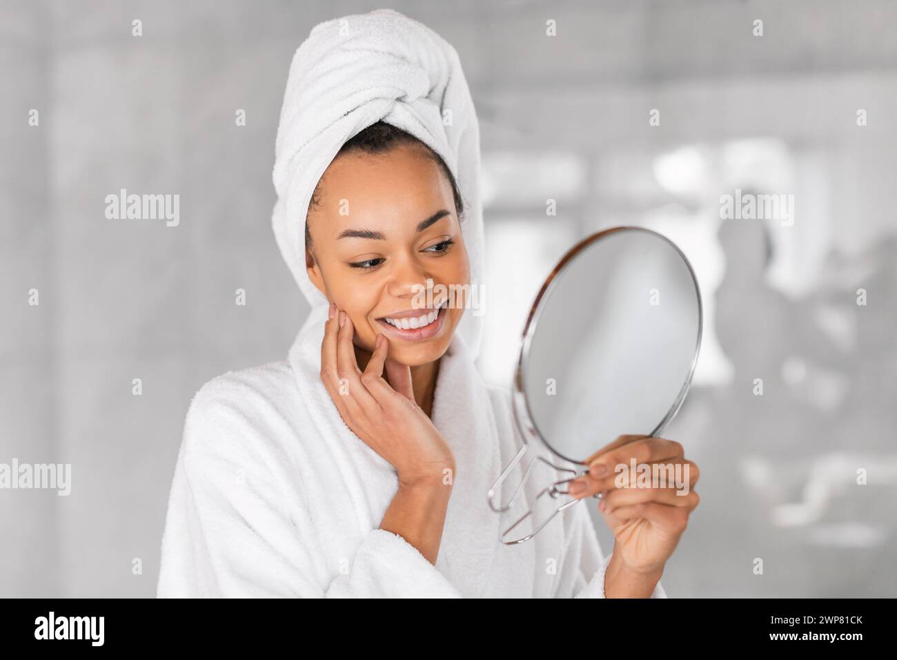 Hand holding round mirror hi-res stock photography and images - Alamy