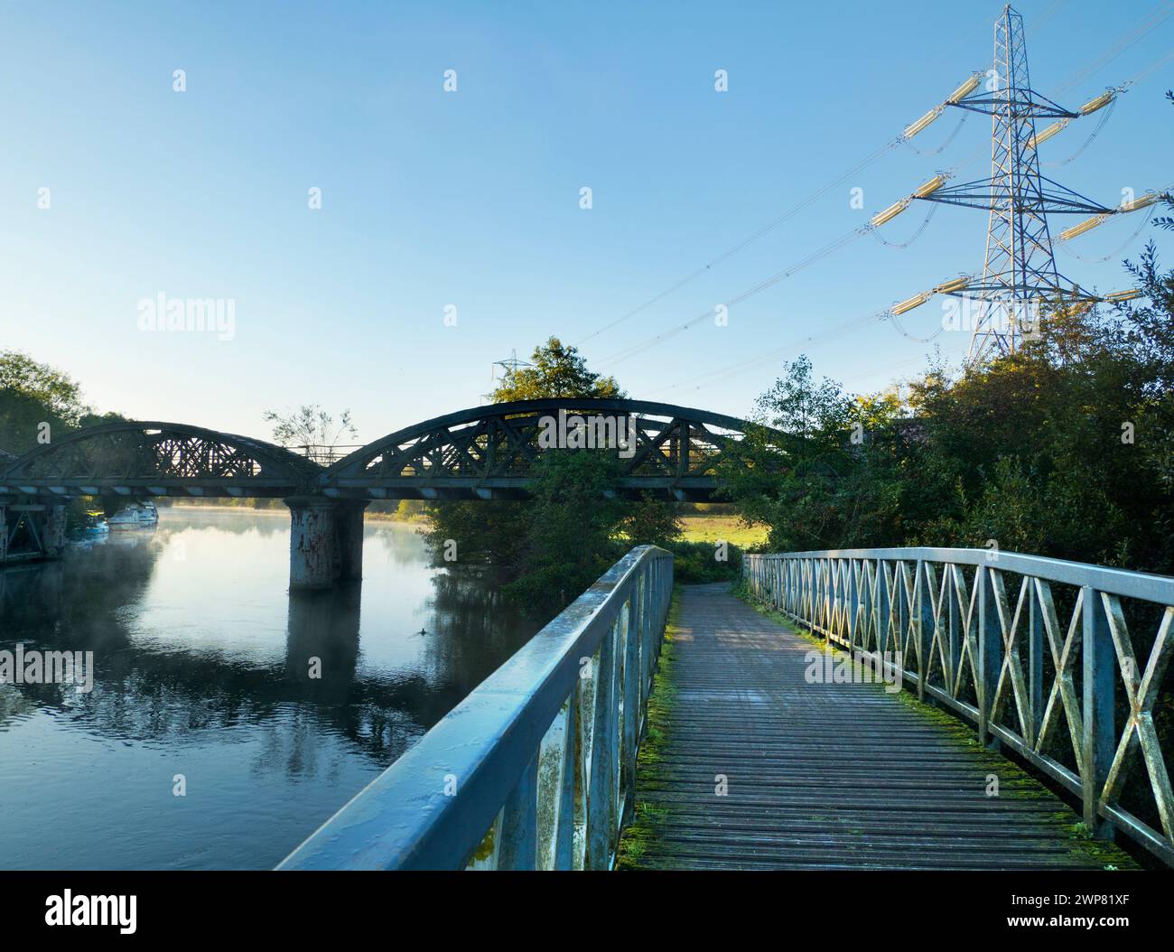 A little known but scenic part of the River Thames as it joins Hinksey Stream at Kennington. Giant pylons galore, and the Thames Path runs to our righ Stock Photo