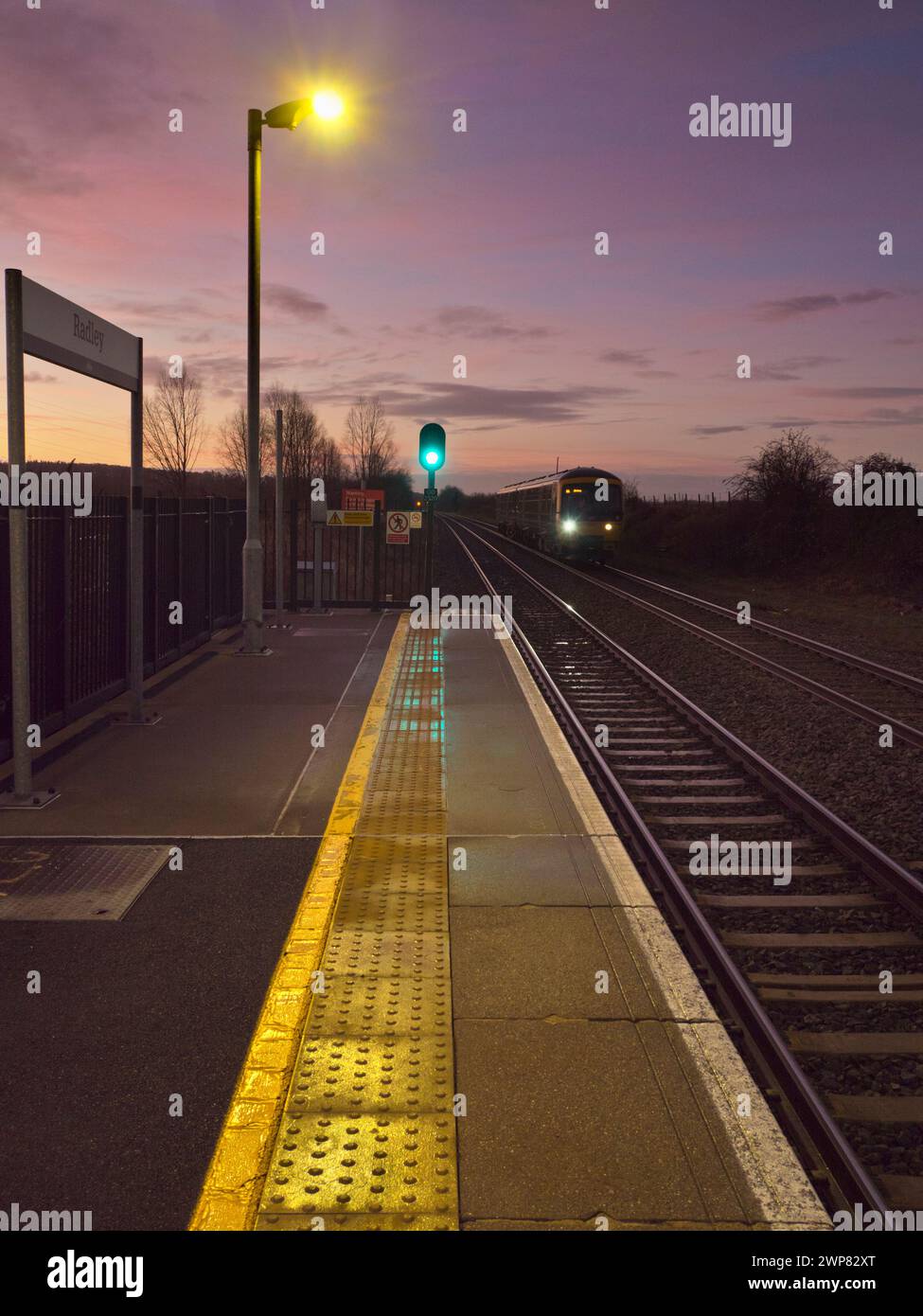 Train platform uk sunrise hi-res stock photography and images - Alamy