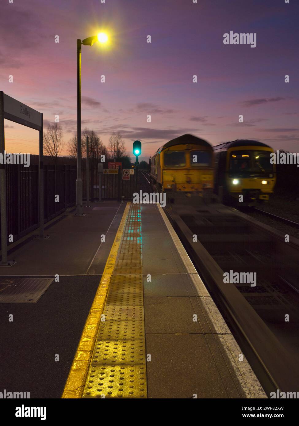Train platform uk sunrise hi-res stock photography and images - Alamy