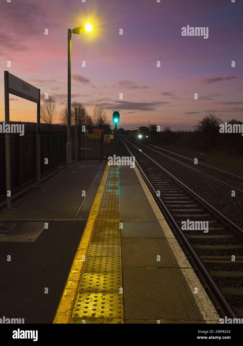 Train platform uk sunrise hi-res stock photography and images - Alamy