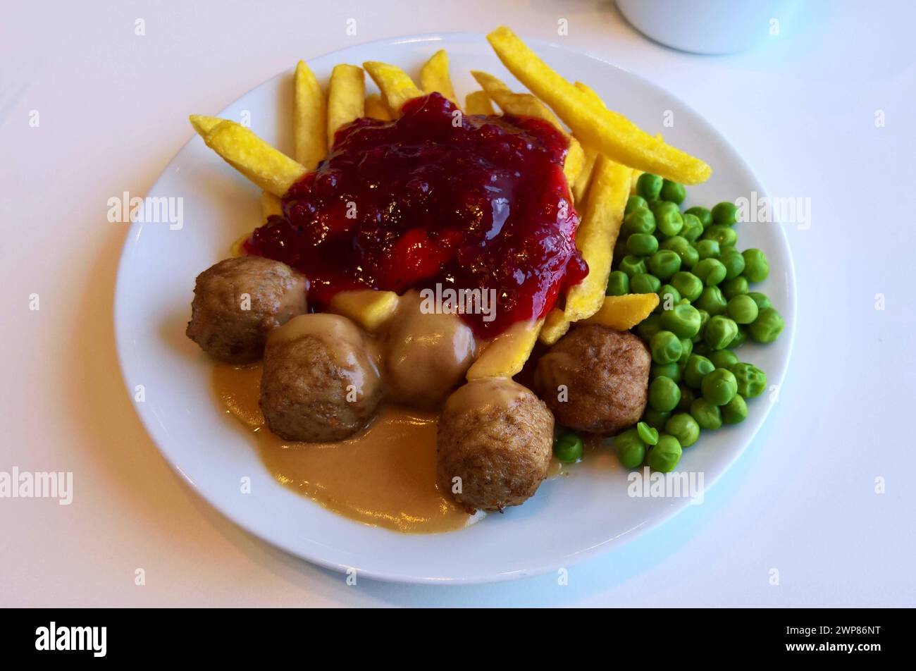 Ikea Food - Restaurant, Köttbullar mit Pommes und Erbsen *** Ikea Food ...