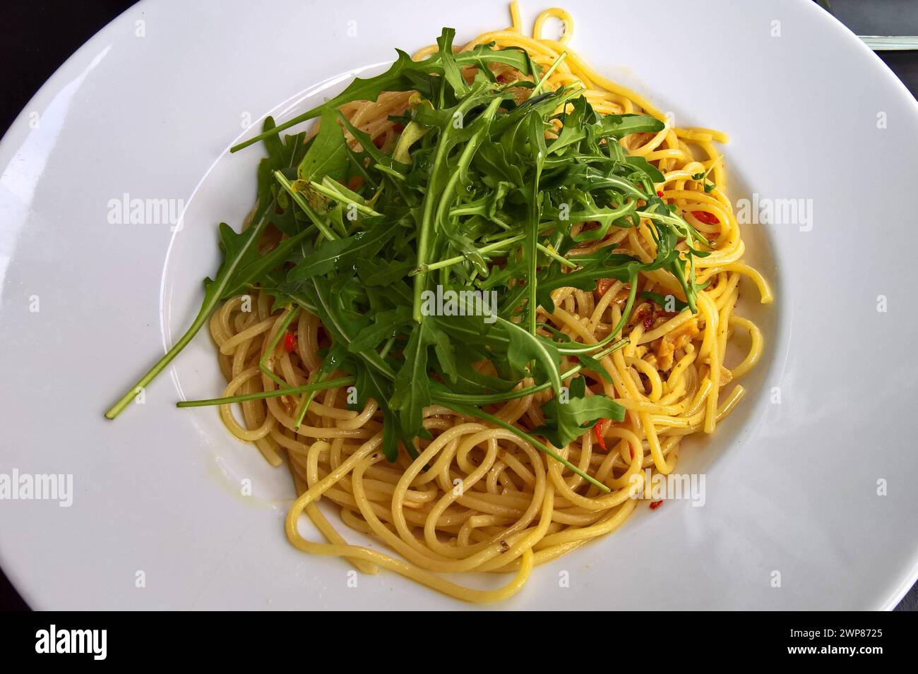 Italian-Food. Spaghetti Aglio e Olio mit Rucola. Nudeln mit Olivenöl ...