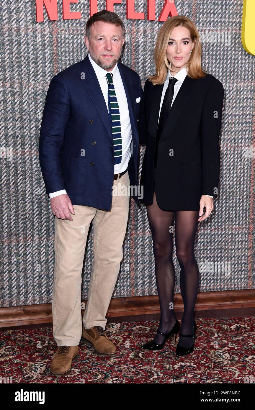 Guy Ritchie mit Ehefrau Jaqui Ainsley bei der Premiere der Netflix ...