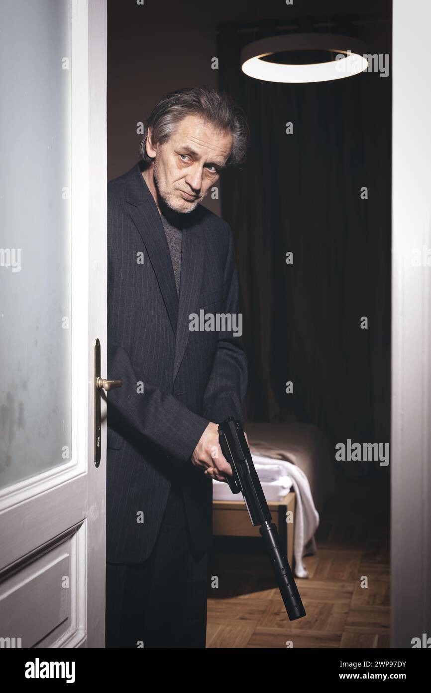 Mimber Roo Old member of criminal gang shooting victim in hotel room Stock Photo ...