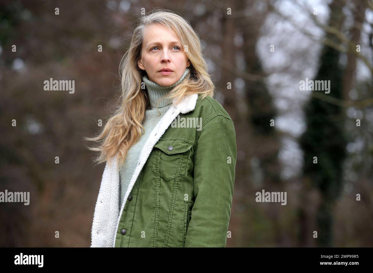 Petra Schmidt-Schaller beim Fototermin am Set der ARD-Serie Finsteres Herz - Die Toten von Marnow 2 AT am Hornweg. Kleinburgwedel, 06.03.2024 *** Petra Schmidt Schaller at the photo shoot on the set of the ARD series Finsteres Herz Die Toten von Marnow 2 AT at Hornweg Kleinburgwedel, 06 03 2024 Foto:xN.xHeuselx/xFuturexImagex marnow 4314 Stock Photo