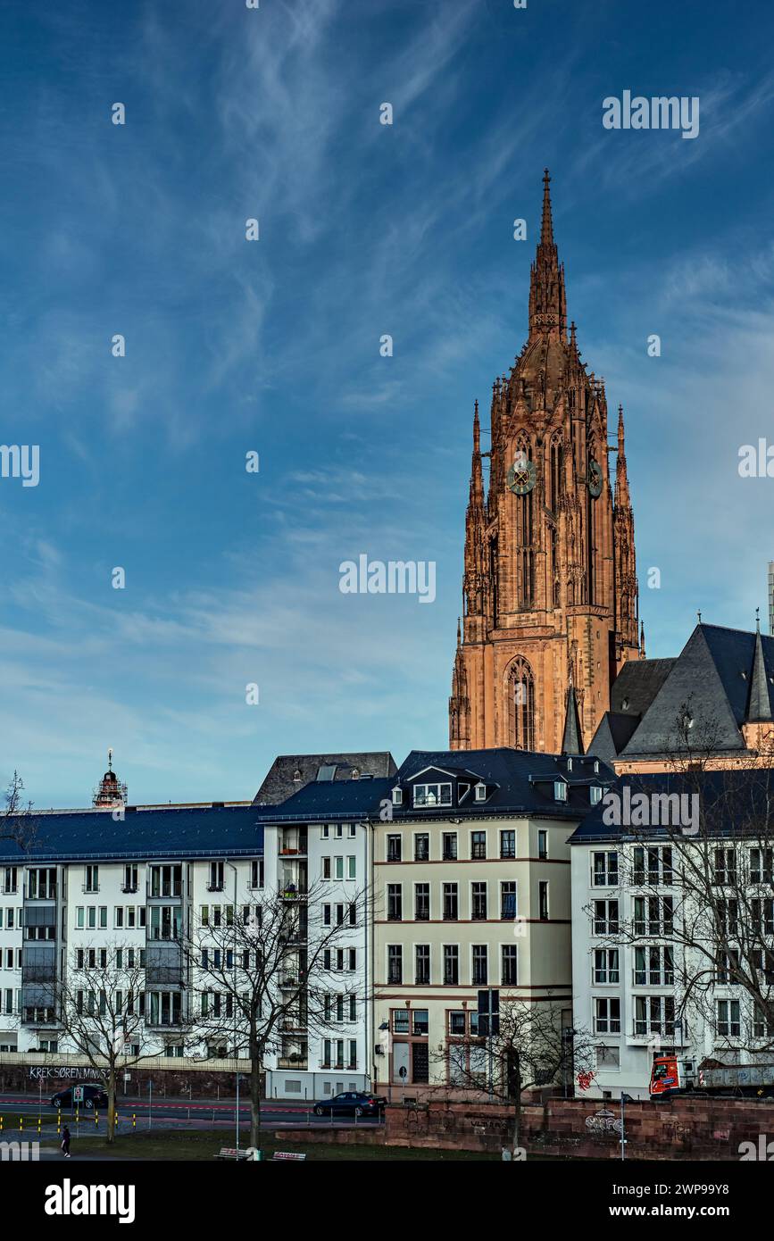 Der römisch-katholische Kaiserdom St. Bartholomäus in Frankfurt am Main, der größte Sakralbau der Stadt, ist die ehemalige Wahl- und Krönungskirche de Stock Photo