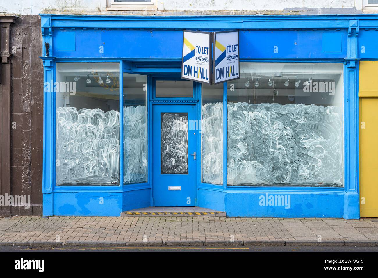 To Let sign on a permanently closed shop, Troon, Ayrshire, Scotland, UK, Europe Stock Photo