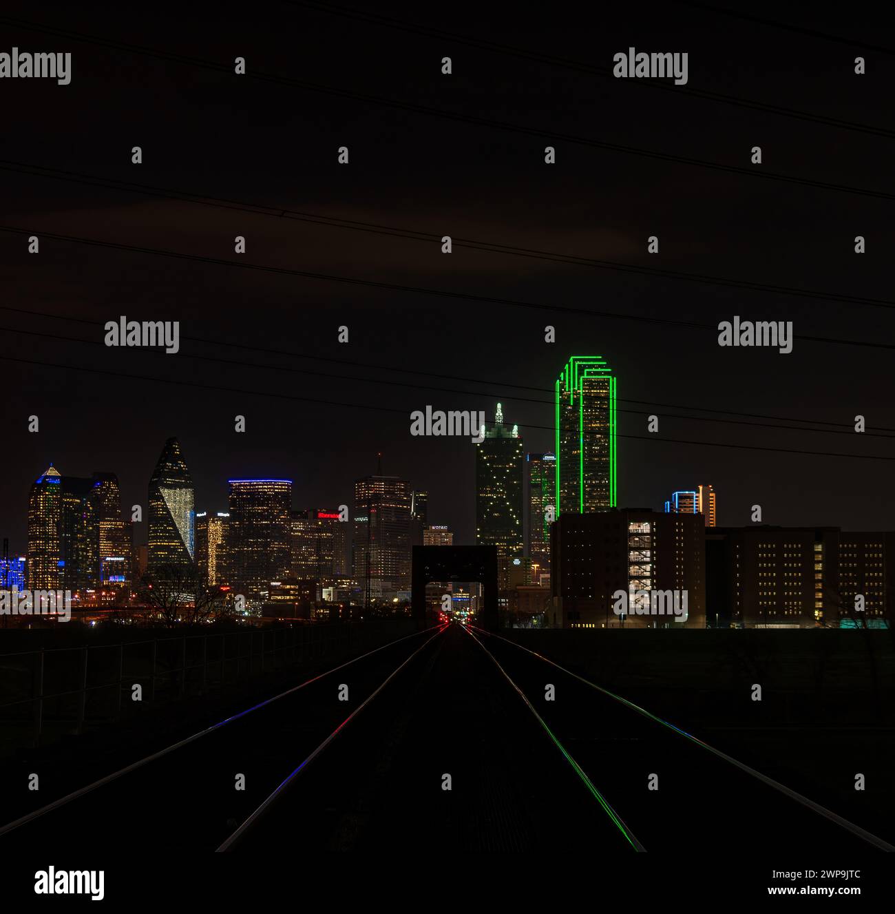 Dallas skyline reflection hi-res stock photography and images - Alamy