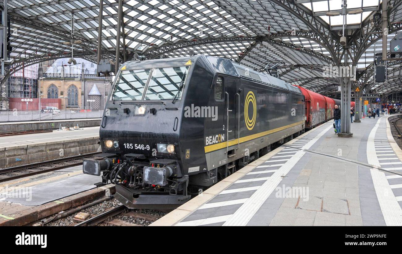 Beacon Rail Güterzug bei der Fahrt durch den Hauptbahnhof. Bombardier ...