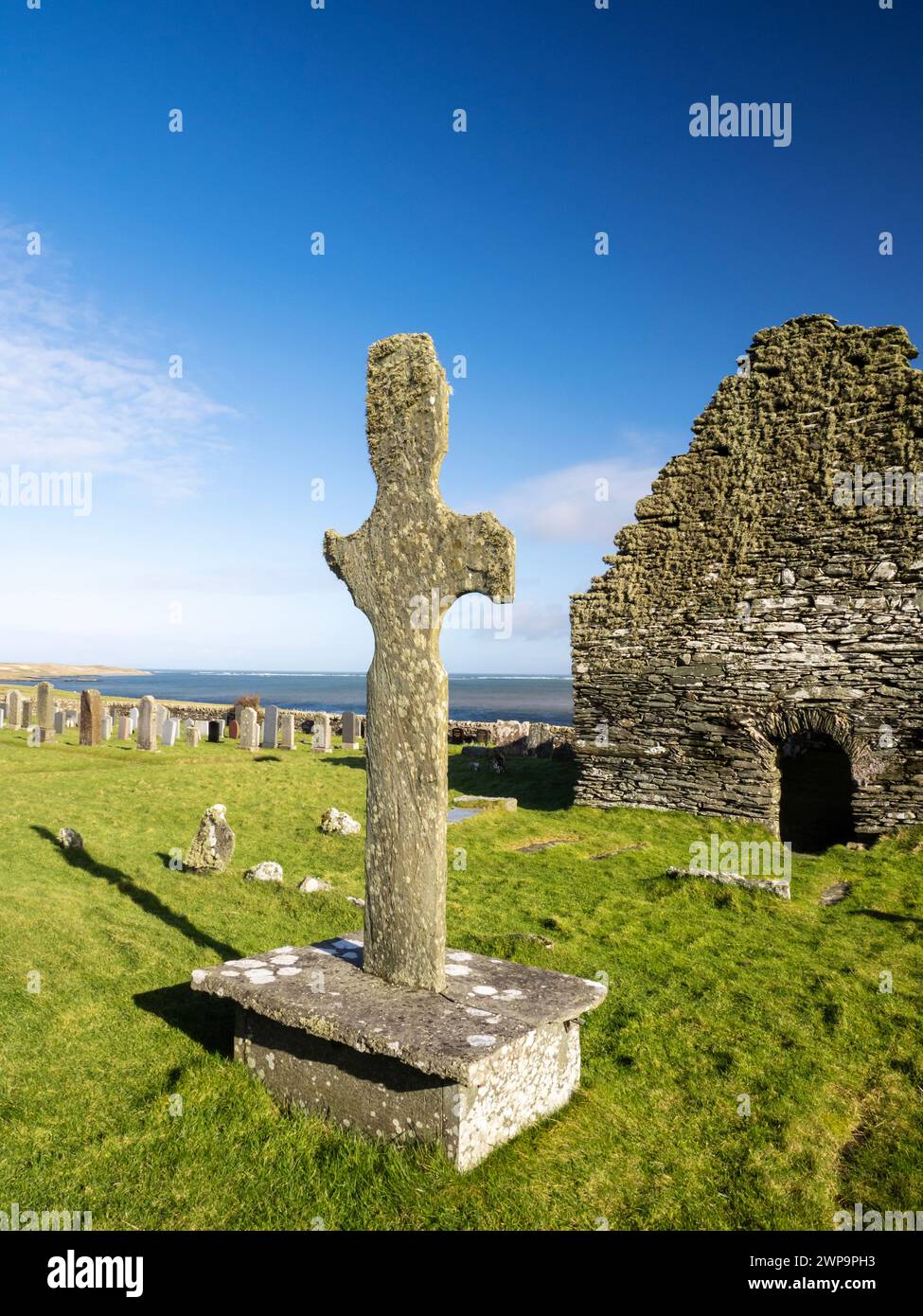Kilnave Chapel and cross on Loch Gruinart, Islay, Scotland, UK, that was built around late 1300's with the cross constructed around 700. Stock Photo