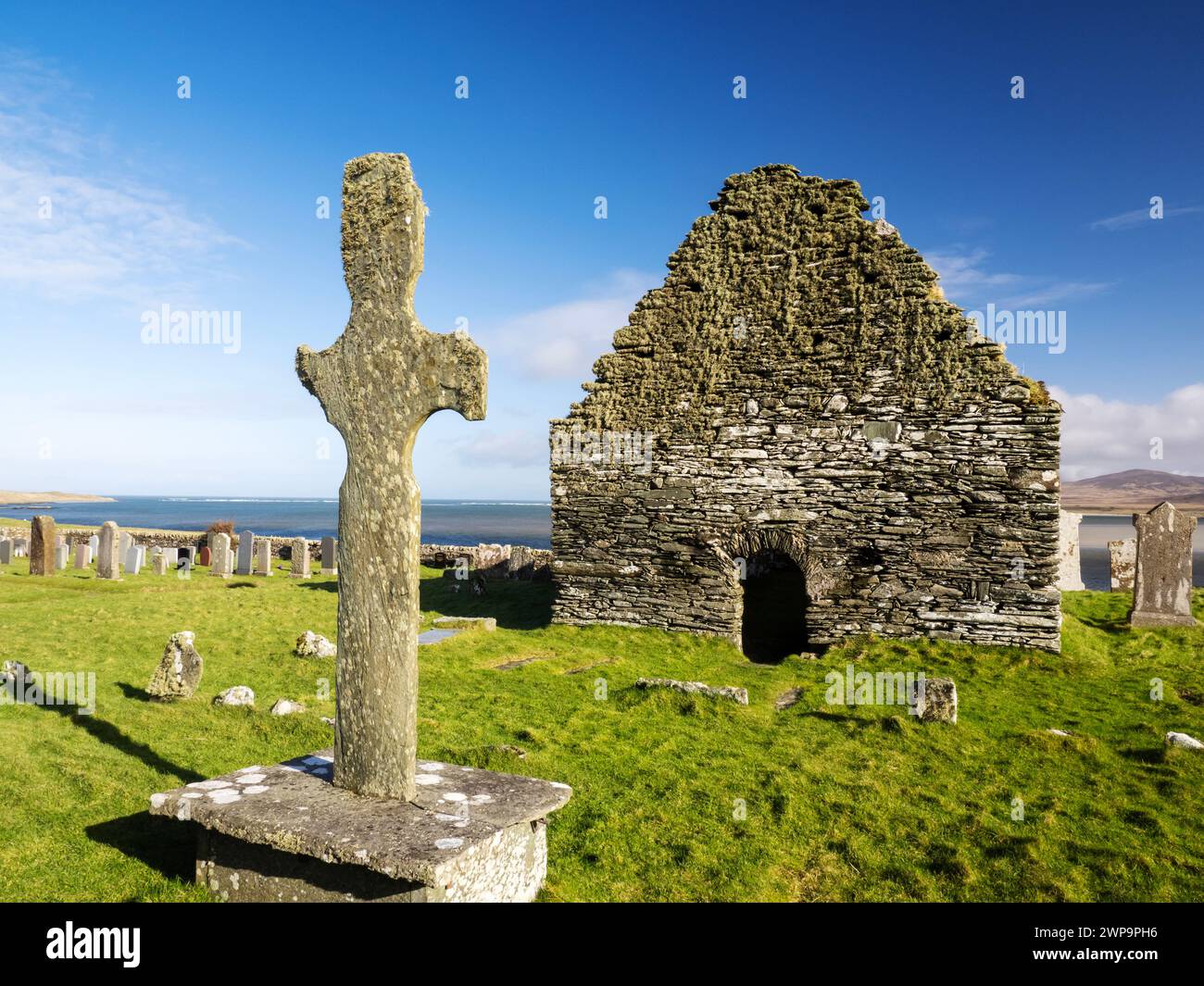 Kilnave Chapel and cross on Loch Gruinart, Islay, Scotland, UK, that was built around late 1300's with the cross constructed around 700. Stock Photo