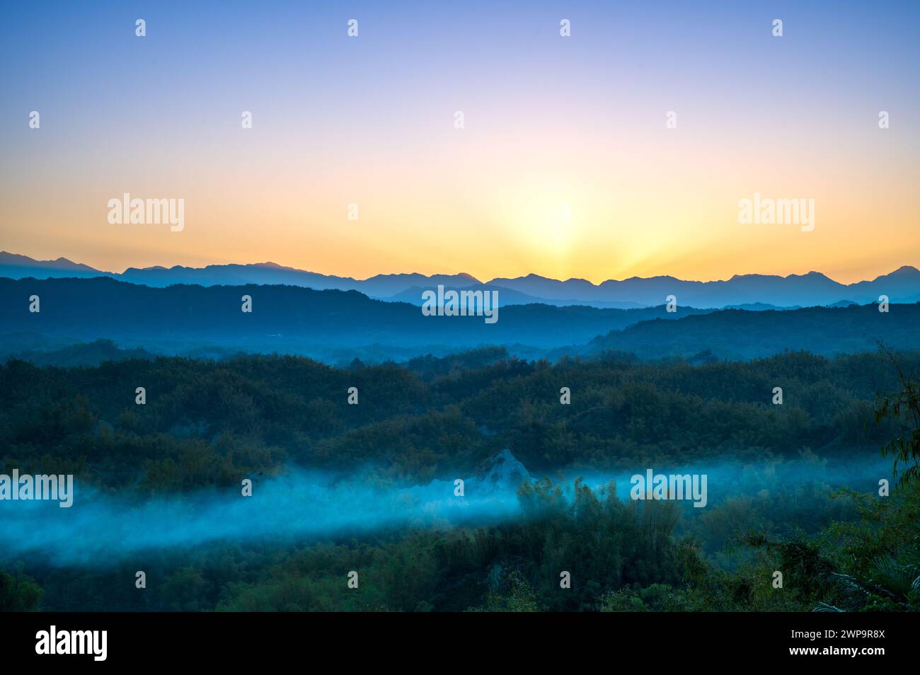 Early morning sunrise behind mountains hi-res stock photography and ...