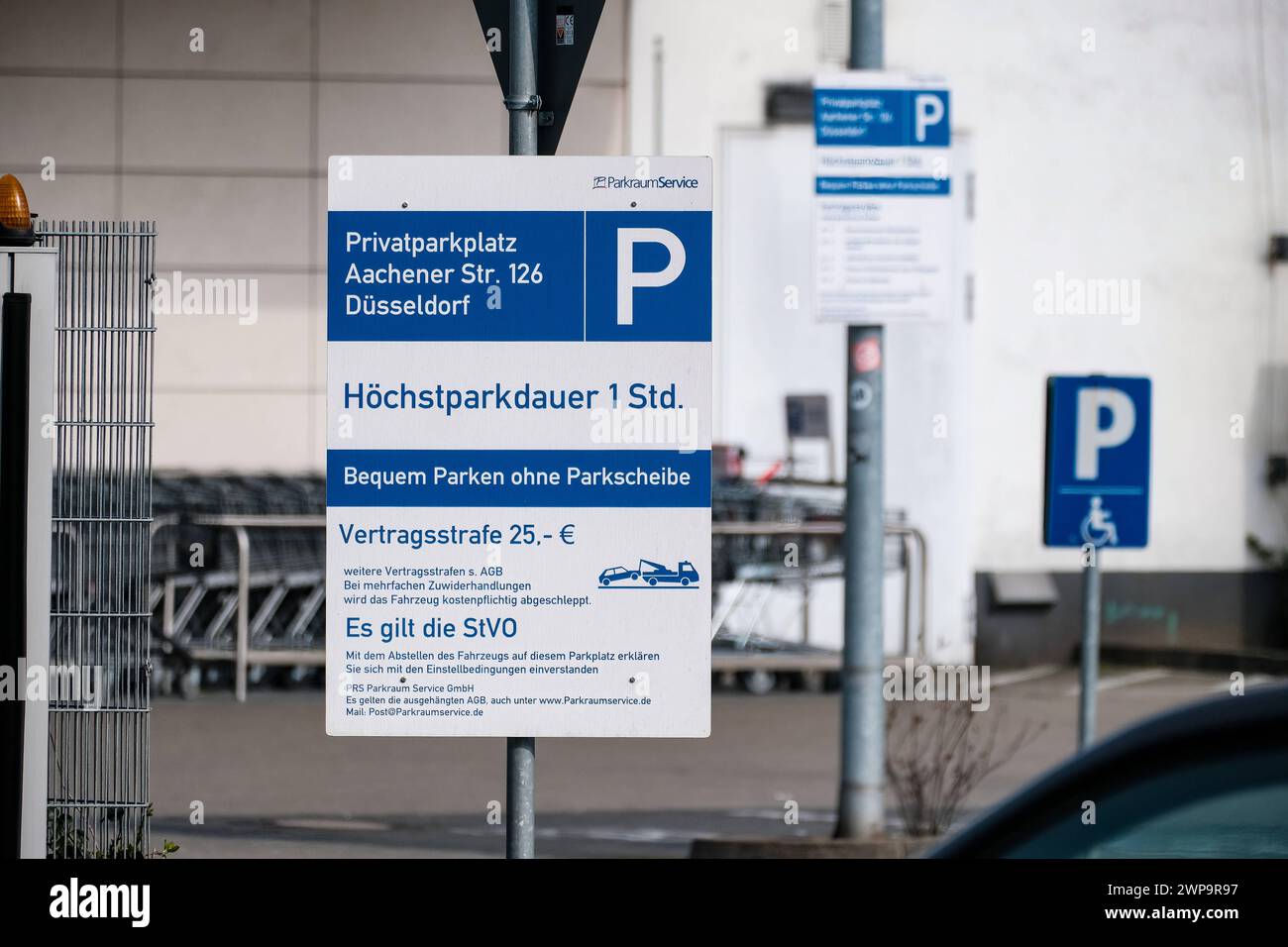 Düsseldorf 06.03.2024 Aldi Parkraumservice Supermarkt Discounter Parkplatz Privatparkplatz