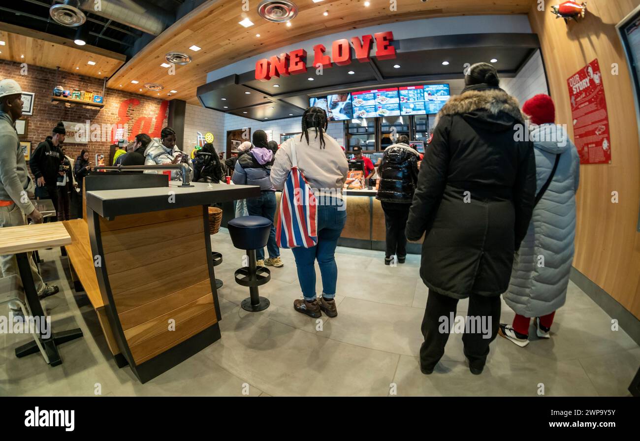 hordes-of-chicken-finger-lovers-flock-to-the-grand-opening-of-raising