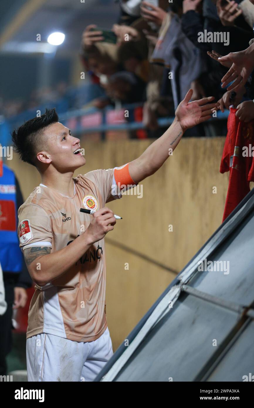 Nguyen Quang Hai (19) signs autographs for fans after the match between Cong an Ha Noi FC and Hong Linh Ha Tinh FC in round 12 of vleague1 (2023-2024) Stock Photo
