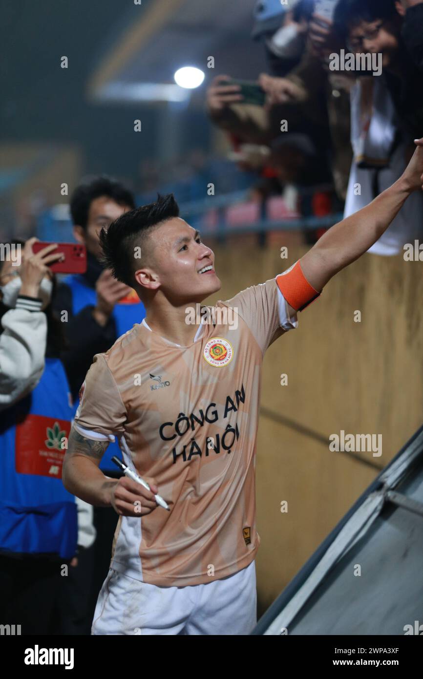 Nguyen Quang Hai (19) signs autographs for fans after the match between Cong an Ha Noi FC and Hong Linh Ha Tinh FC in round 12 of vleague1 (2023-2024) Stock Photo