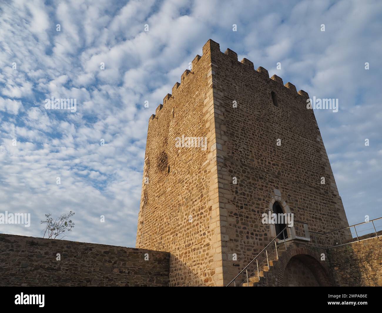 Torre del Homenaje del castillo del municipio de Mértola, en la región del Alentejo, Portugal Stock Photo