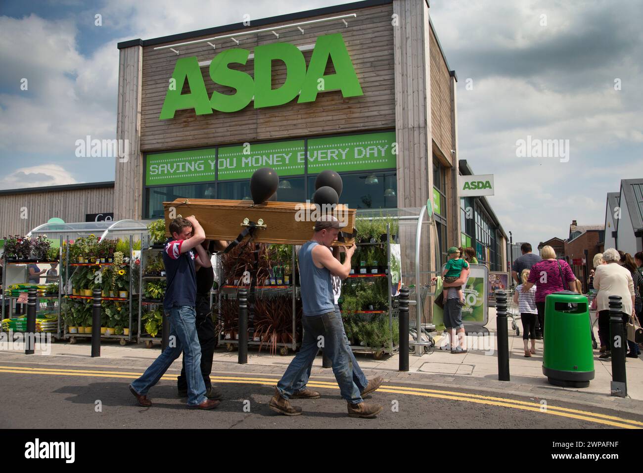 08/08/15  Full story here:  http://www.fstoppress.com/articles/milk protest uttoxeter/  Farmers and their families follow a coffin into Asda's Uttoxet Stock Photo