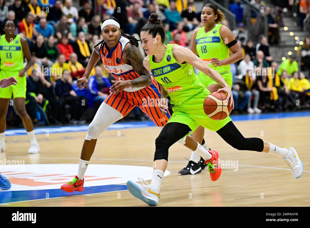 LR Robyn Parks (Schio) and Maria Conde (USK) in action during the Women's Basketball Europa