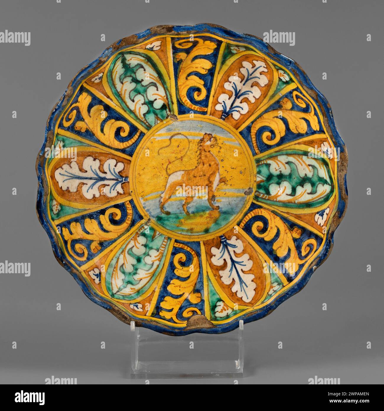 Plate on the foot (Coppa); Montelupo (ceramic family; Ca 1400-); 2. PO. 16th century (1560-00-00-1580-00-00);Szwarc, Szymon (1884-197.) - collection, A Quartieri decorations, purchase (provenance), animals Stock Photo