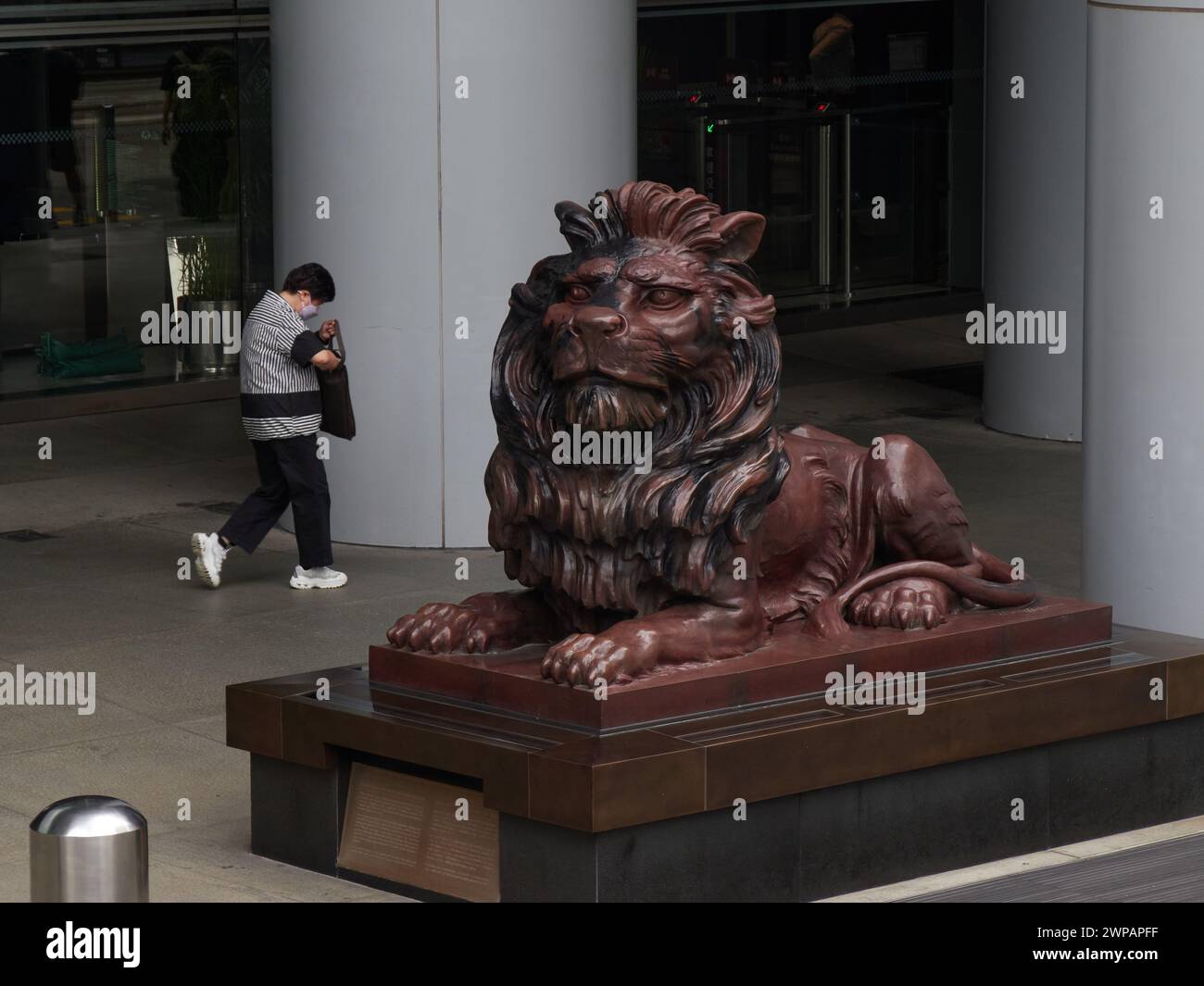 Bronze lion hsbc hi-res stock photography and images - Alamy