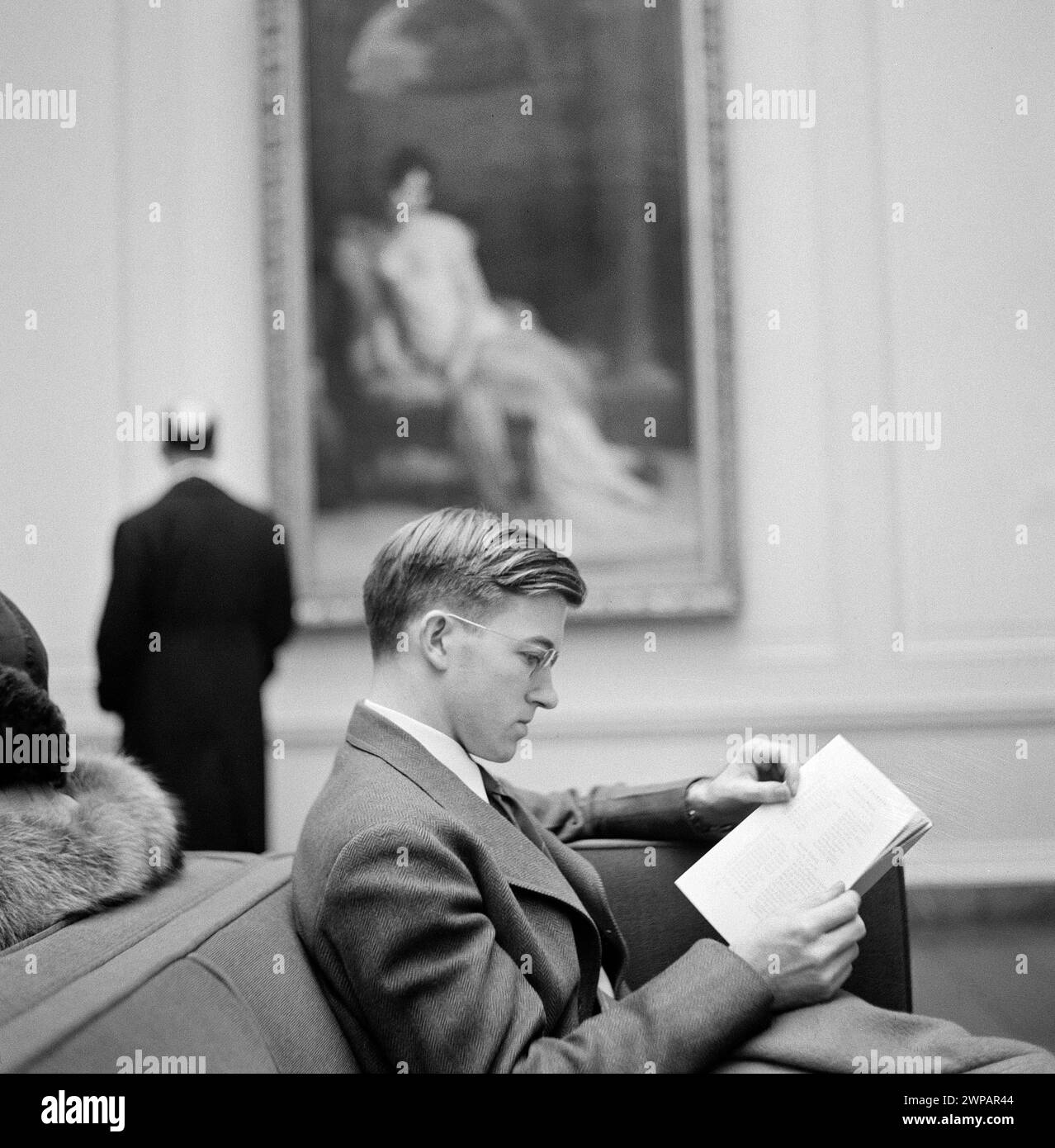 Spectator on Sunday afternoon, National Gallery of Art, Washington, D.C., USA, Esther Bubley, U.S. Office of War Information, March 1942 Stock Photo