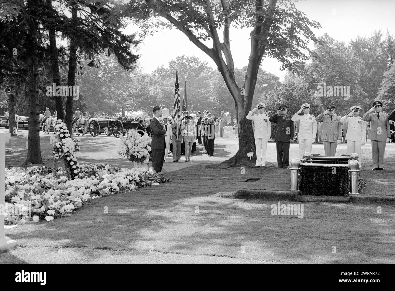 People at gravesite of John Foster Dulles during his burial, Arlington National Cemetery,  Arlington, Virginia, USA, John T. Bledsoe, U.S. News & World Report Magazine Photograph Collection, May 27, 1959 Stock Photo