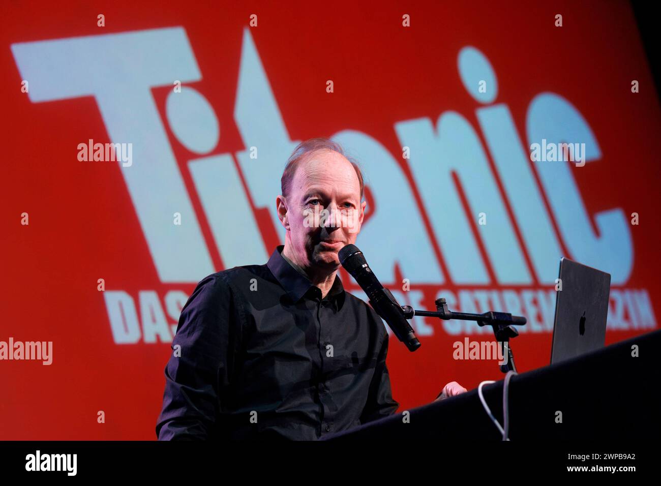 Politiker und Journalist Martin Sonneborn Die Partei bei der Litcologne-Veranstaltung Martin Sonneborn bleibt in Brüssel Neue Abenteuer im Europaparlament in der Volksbühne am Rudolfplatz. Köln, 06.03.2024 NRW Deutschland *** Politician and journalist Martin Sonneborn The Party at Litcologne Event Martin Sonneborn stays in Brussels New adventures in the European Parliament at the Volksbühne am Rudolfplatz Cologne, 06 03 2024 NRW Germany Copyright: xChristophxHardtx Stock Photo