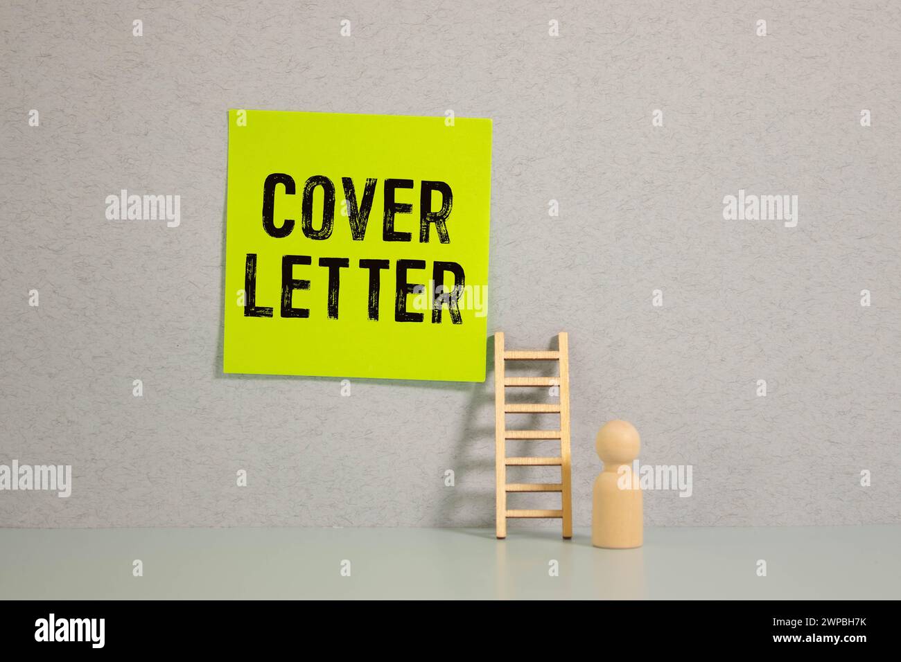 Notepad with the inscription COVER LETTER. Business letter text concept ...