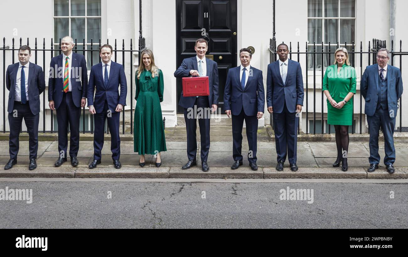 Jeremy hunt budget case hi-res stock photography and images - Alamy